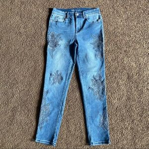 DG2 by Diane Gilman Skinny Jeans 
Embroidered Design
Medium wash
Stretch